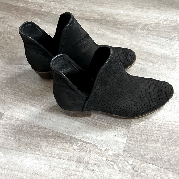 Lucky Brand Baley Perforated Black Booties - Picture 4 of 7